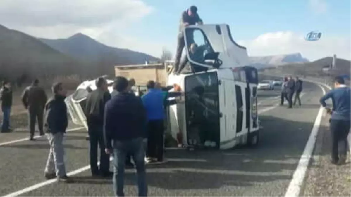 Çekici, Kasasındaki Araçla Devrildi: 2 Yaralı