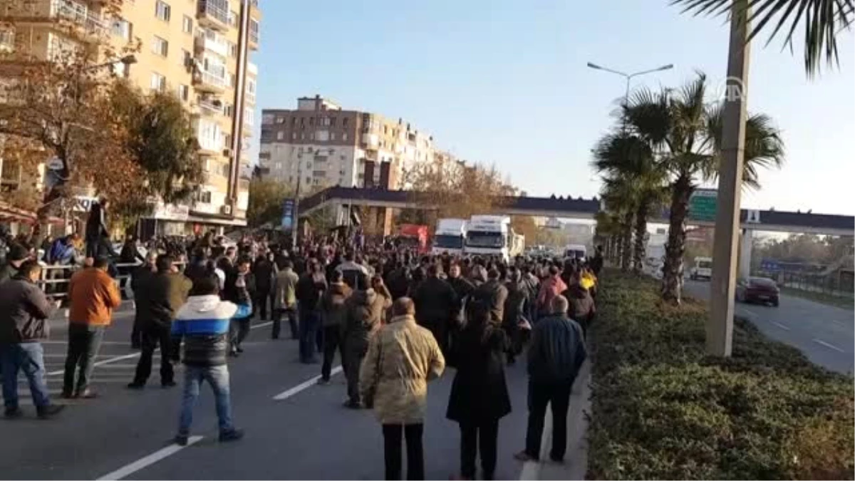 İzmir\'de Semt Pazarları Kapanan Esnaf Yolu Trafiğe Kapattı