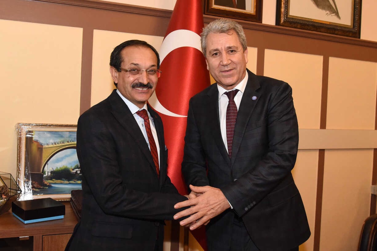 İzmir\'in İki Büyük Üniversitesi El Ele