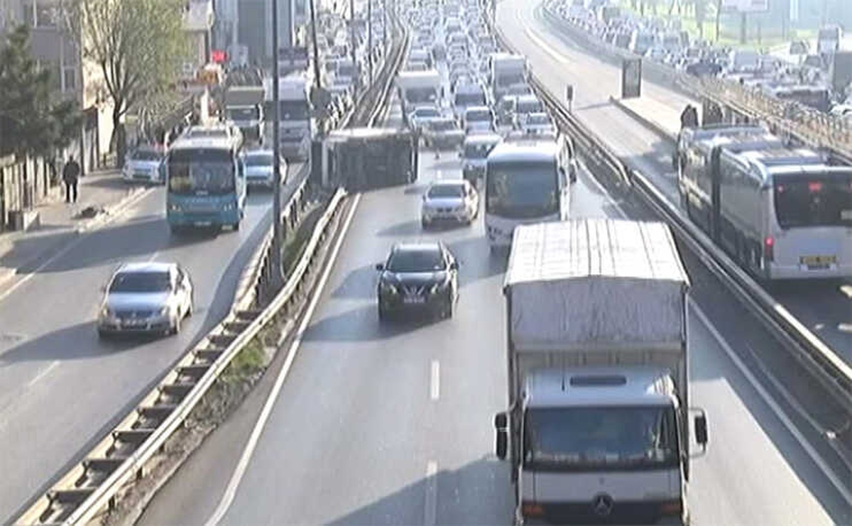 Kamyonet Direğe Çarptı, Trafik Felç Oldu