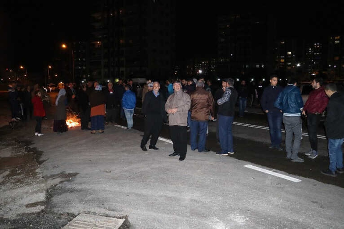 Mahalleli 40 Saat Elektrikleri Kesilince Yol Kapattı