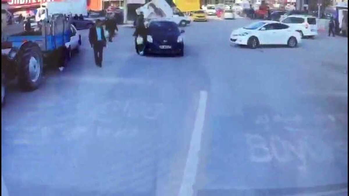 Otomobilin Çarptığı Kadın Kafa Üstü Yere Çakıldı