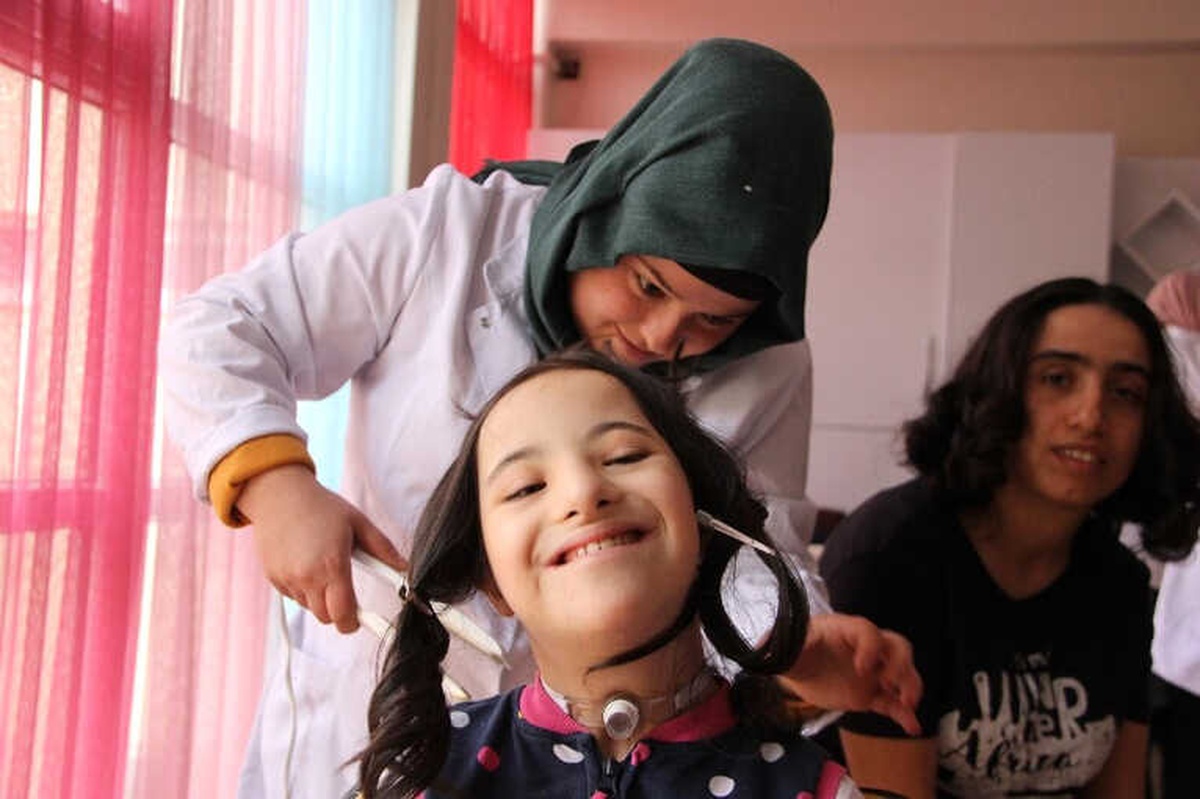 Özel Öğrencilerin Saç Bakımı Sevinci