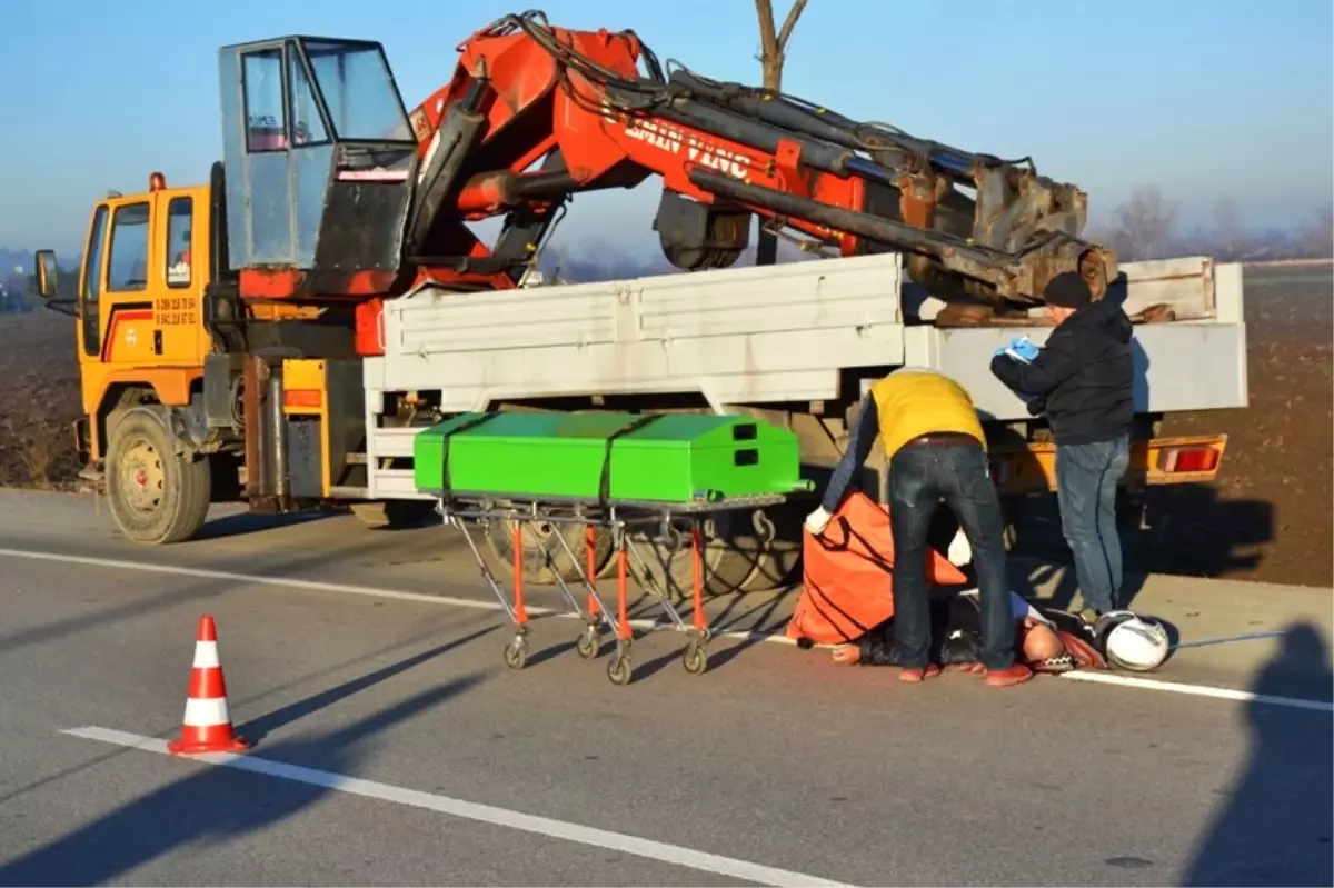 Park Halindeki Kamyona Çarpan Motosiklet Sürücüsü Öldü