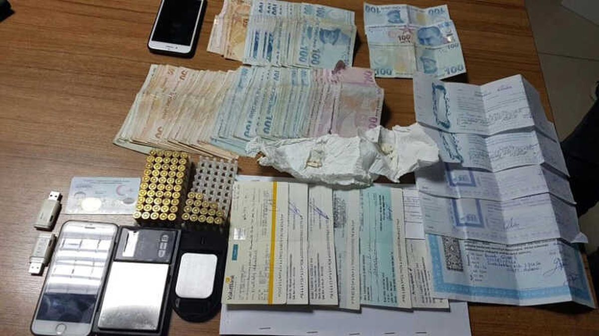 Polisi Görünce Kaçtı Çorabından Taş Kokain Çıktı