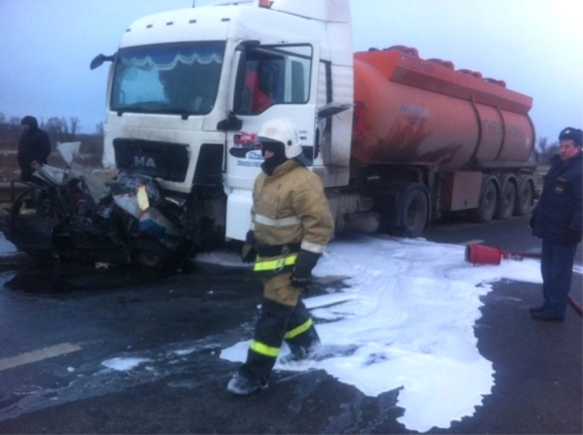 Rusya\'da Yakıt Tankeriyle Otomobil Çarpıştı: 5 Ölü