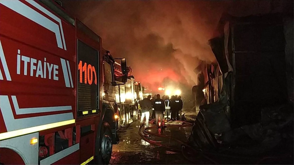 Samsun\'daki Mobilya Mağazasının Deposundaki Yangın Söndürüldü