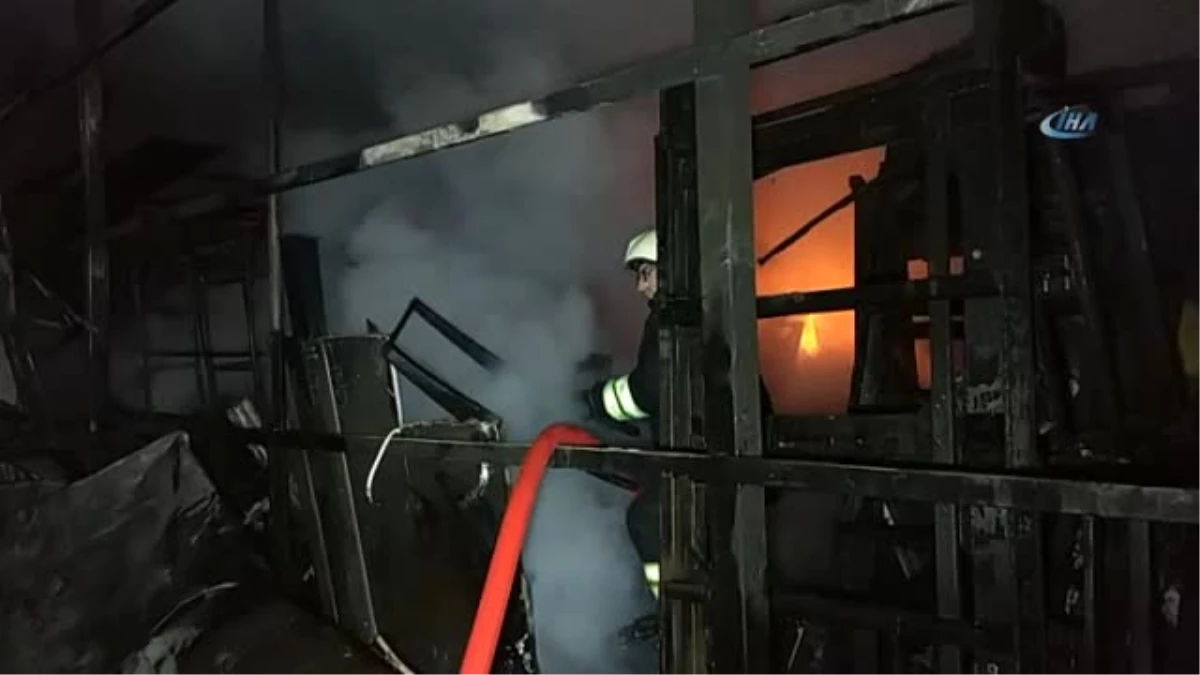 Samsun\'daki Mobilya Mağazasının Deposundaki Yangın Söndürüldü