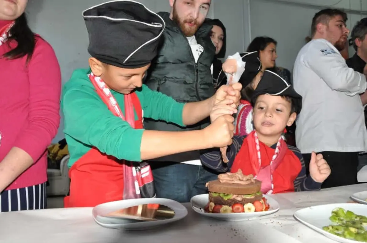 Uşak\'ta Down Sendromlu Çocuklar Pasta Yaptı