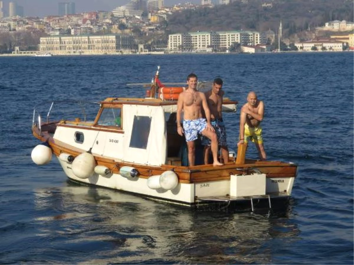 Üsküdar\'da Haç Çıkarma Töreni için Buz Gibi Suya Dalan Gençler, Altın Kolyeyi Kaptı