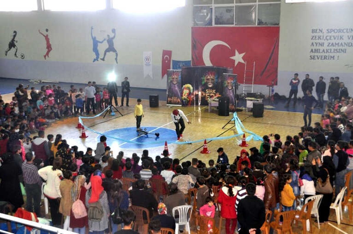 Akçakale\'de İlk Defa Düzenlenen Sirk Gösterisine Çocuklardan Yoğun İlgi