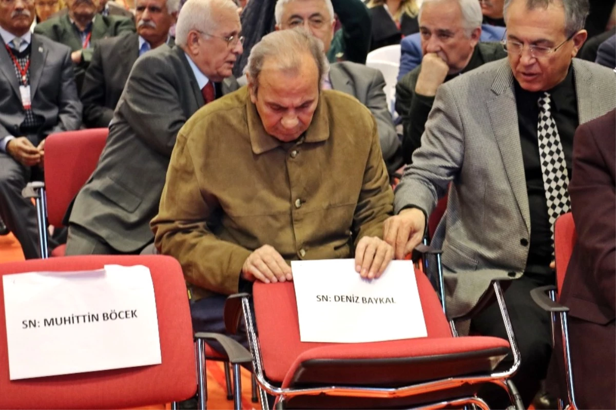 CHP İl Kongresinde Baykal\'ın Sandalyesi Boş Bırakıldı