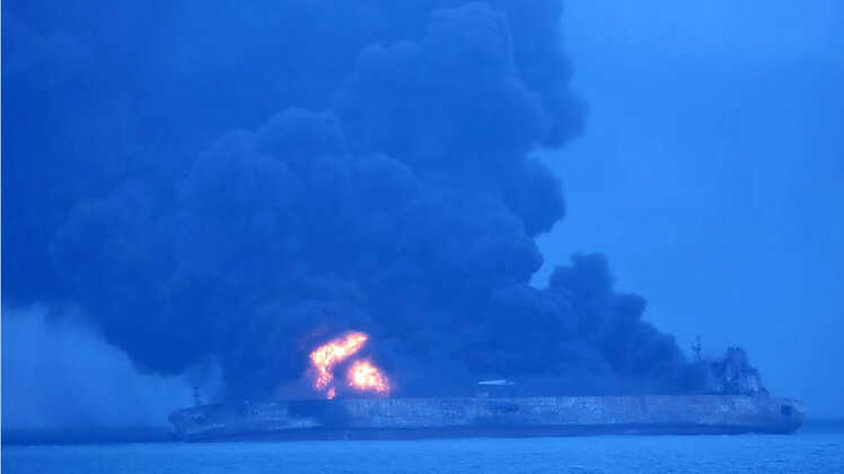 Çin\'de Tanker ile Kargo Gemisi Çarpıştı: 32 Kayıp