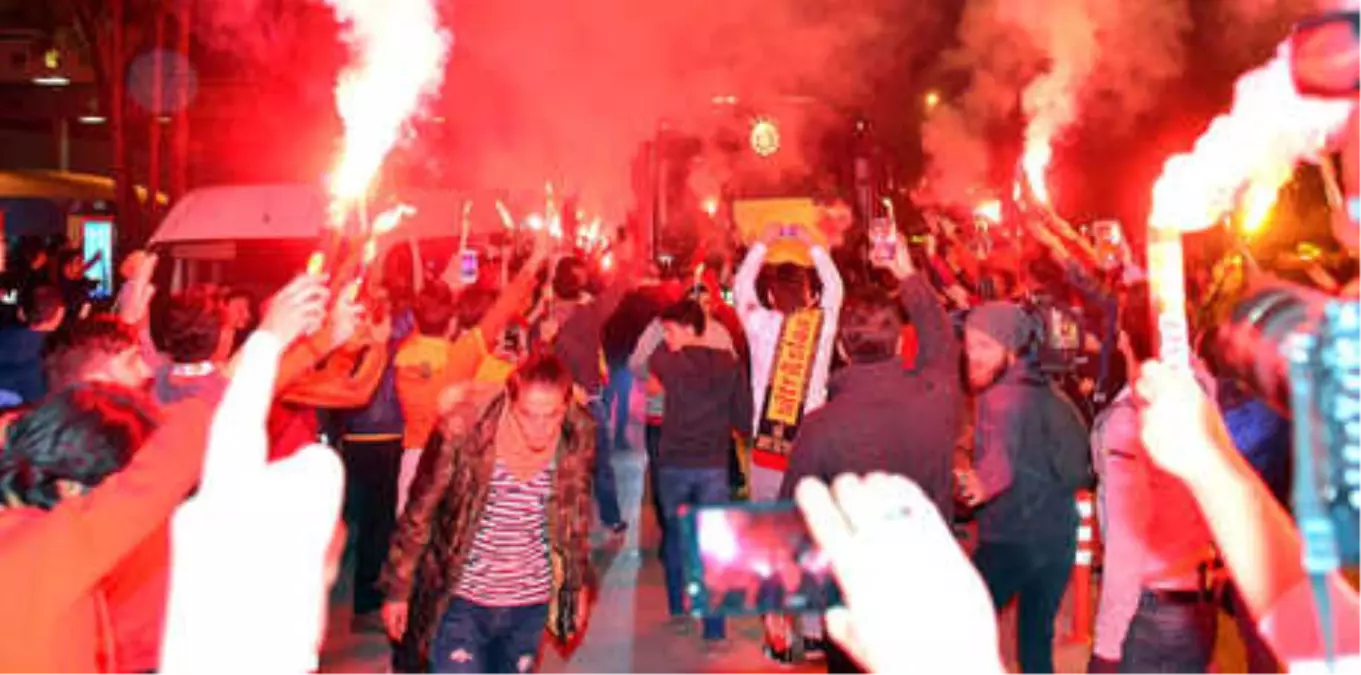 Galatasaray\'a Antalya\'da Coşkulu Karşılama!