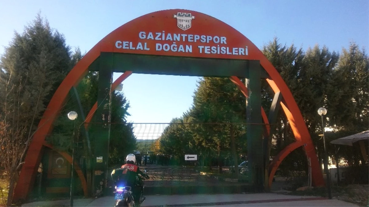 Gaziantepspor\'da Taraftarlar Kulübü Bastı