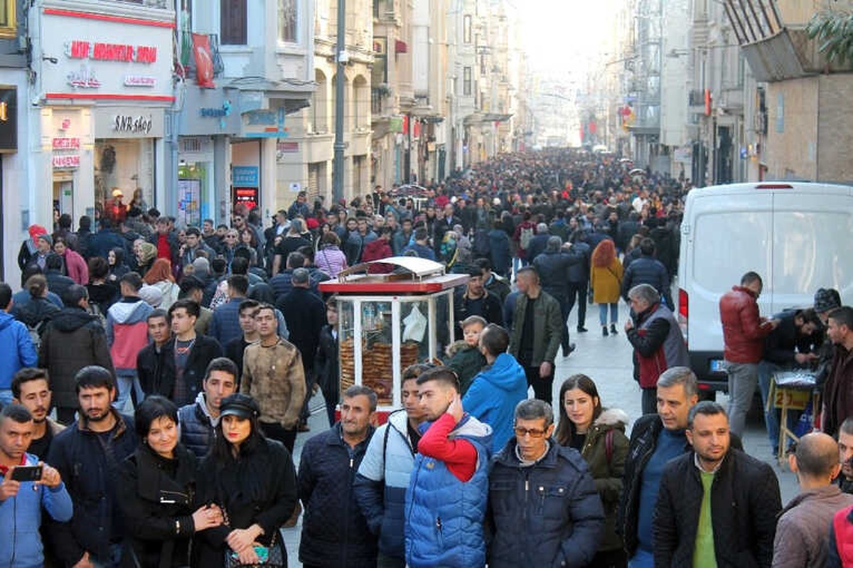 Havanın Güzelliğini Fırsat Bilen Vatandaşlar Taksim Meydanı\'na Akın Etti