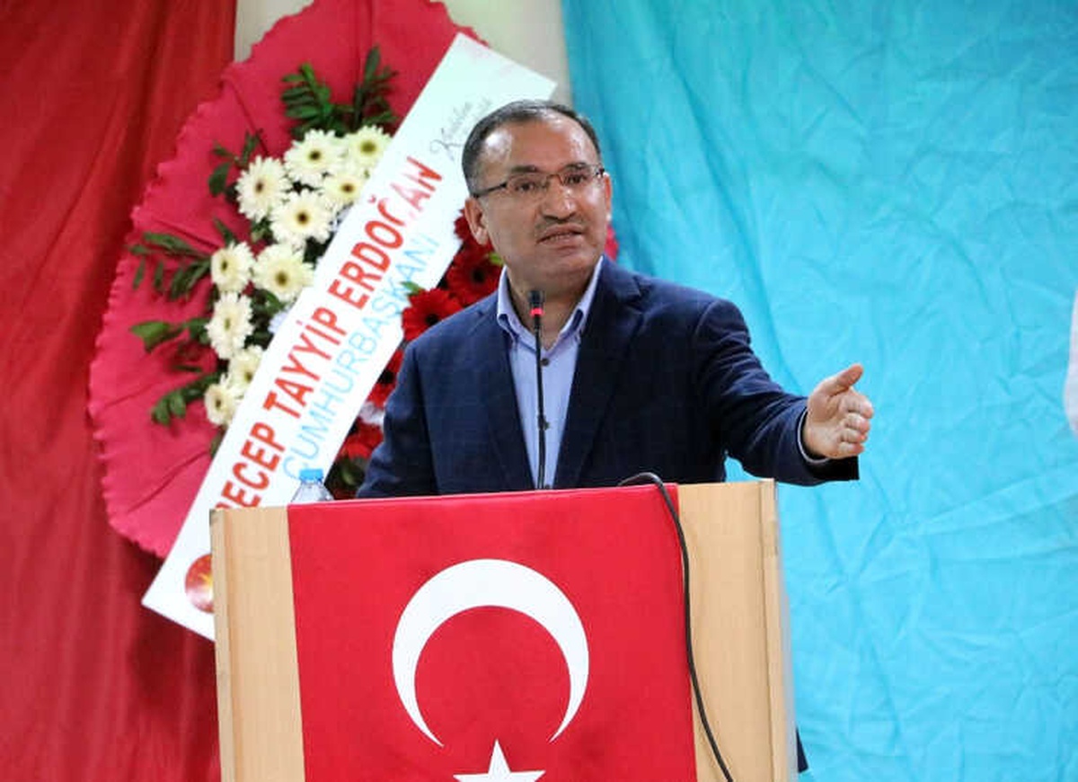 Ortada Bir Tiyatro Var, Buradan Adalet Beklemeyiz"
