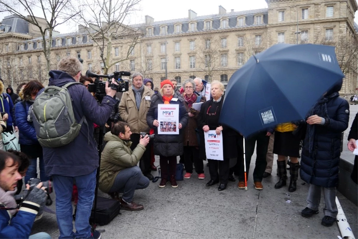 Paris\'te 2015 Yılında Hayatını Kaybeden Terör Kurbanları Anıldı