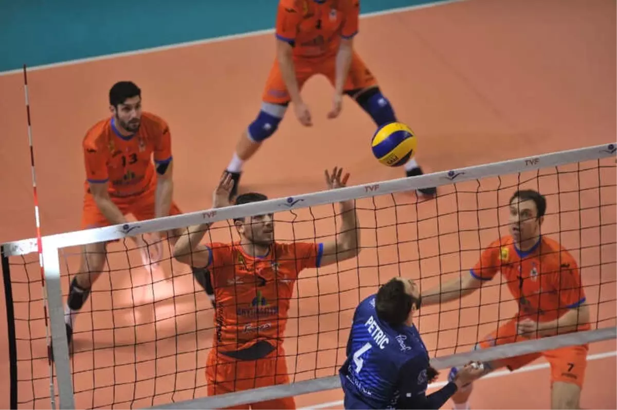 Voleybol Efeler Ligi: İnegöl Belediyespor: 0 - Halkbank: 3