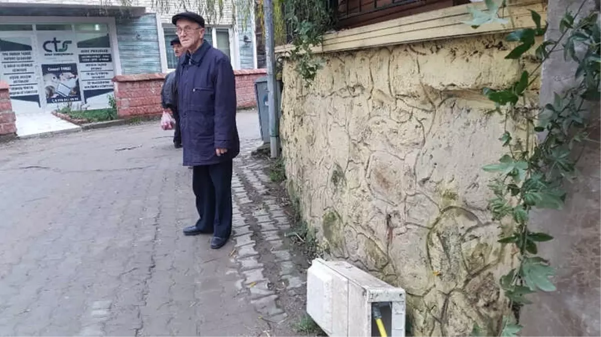 Yol Kenarına Yapılan Doğalgaz Kutusuna, Araç Çarptı