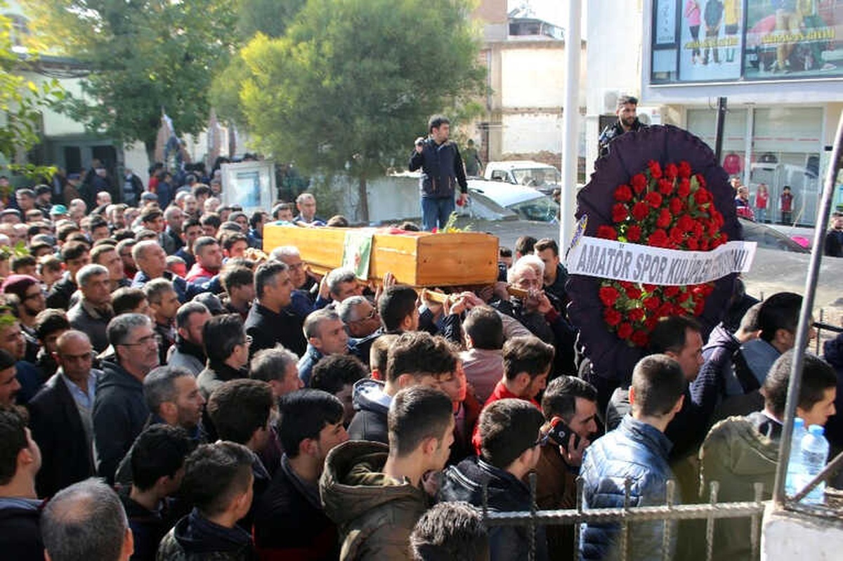 17 Yaşındaki Genç, Gözyaşları Arasında Son Yolculuğuna Uğurlandı