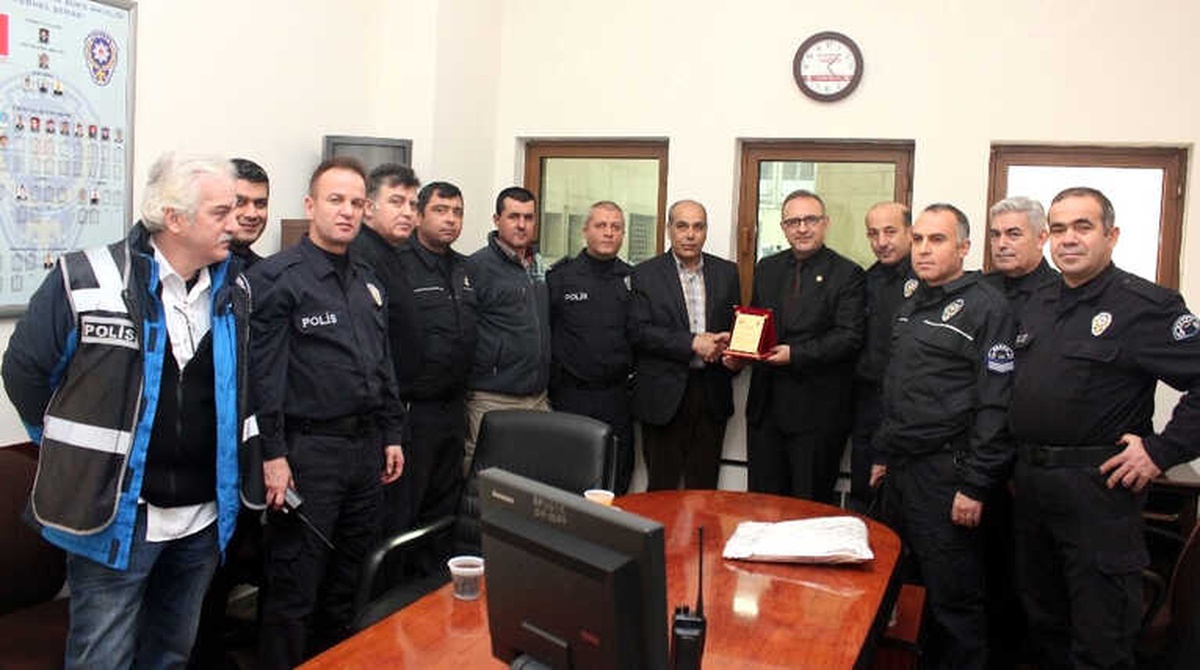 31 Yıllık Polis Törenle Emekliye Ayrıldı