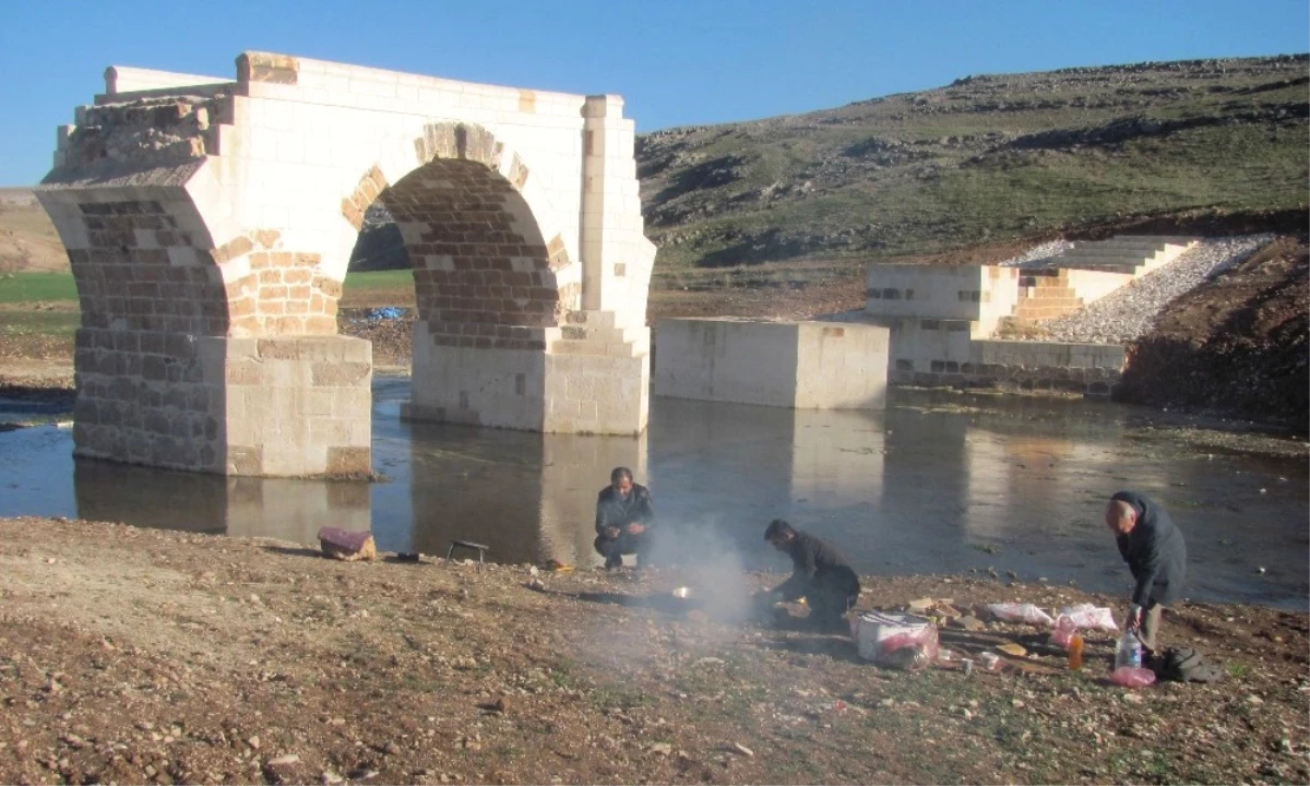 Arabanlılar Şahin\'den Tarihi Köprü Çevresine Aile Piknik Alanı İstiyor