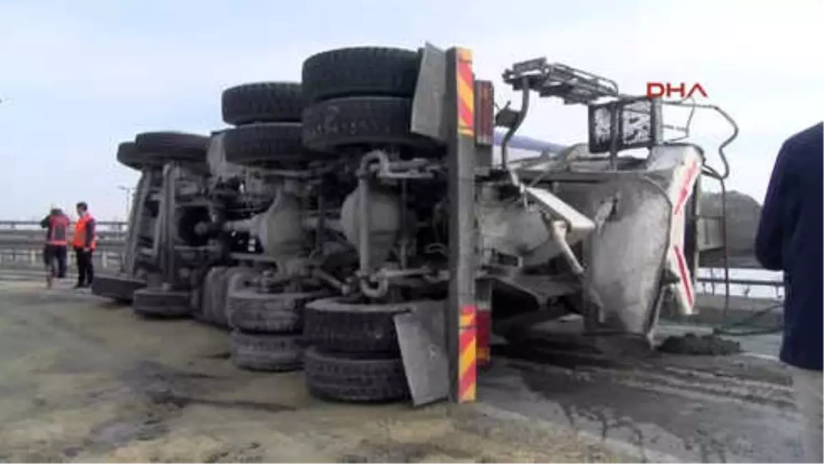 Bakırköy\'de Beton Mikseri Devrildi, Yol Trafiğe Kapandı