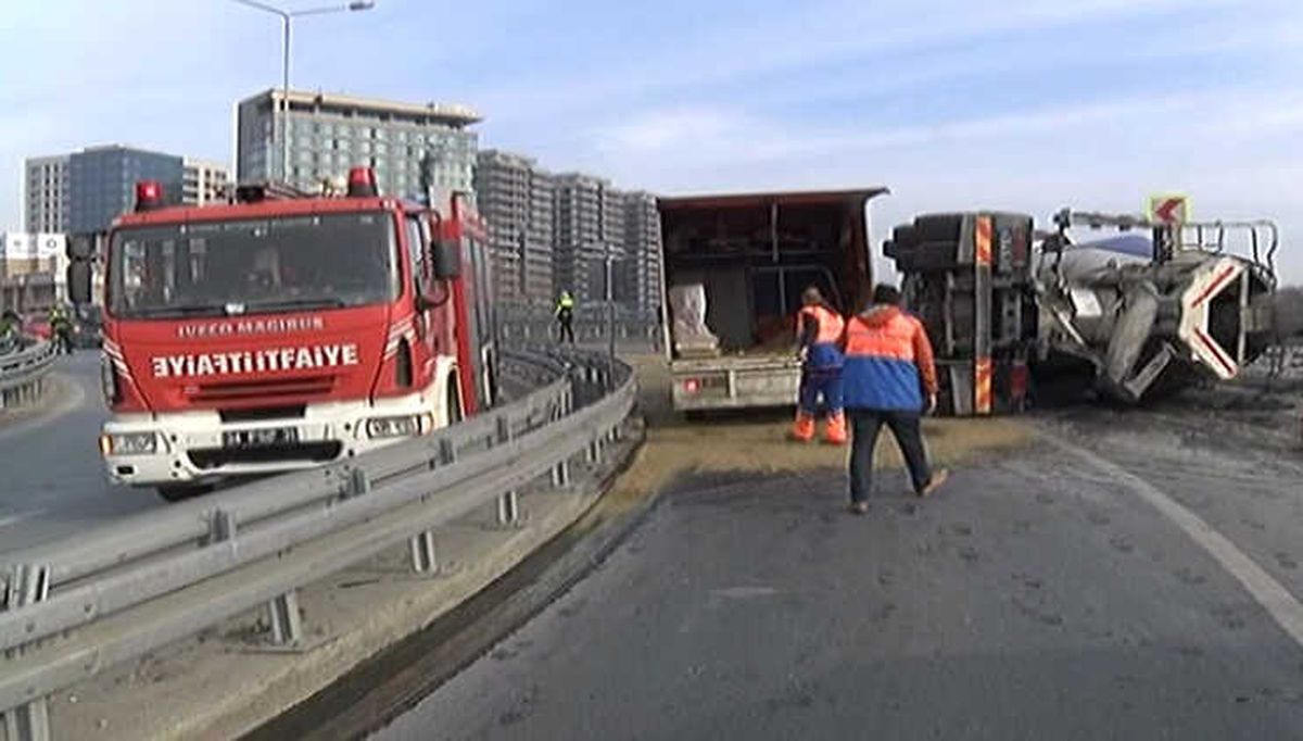 Bakırköy Sahil Yolunda Beton Mikseri Devrildi