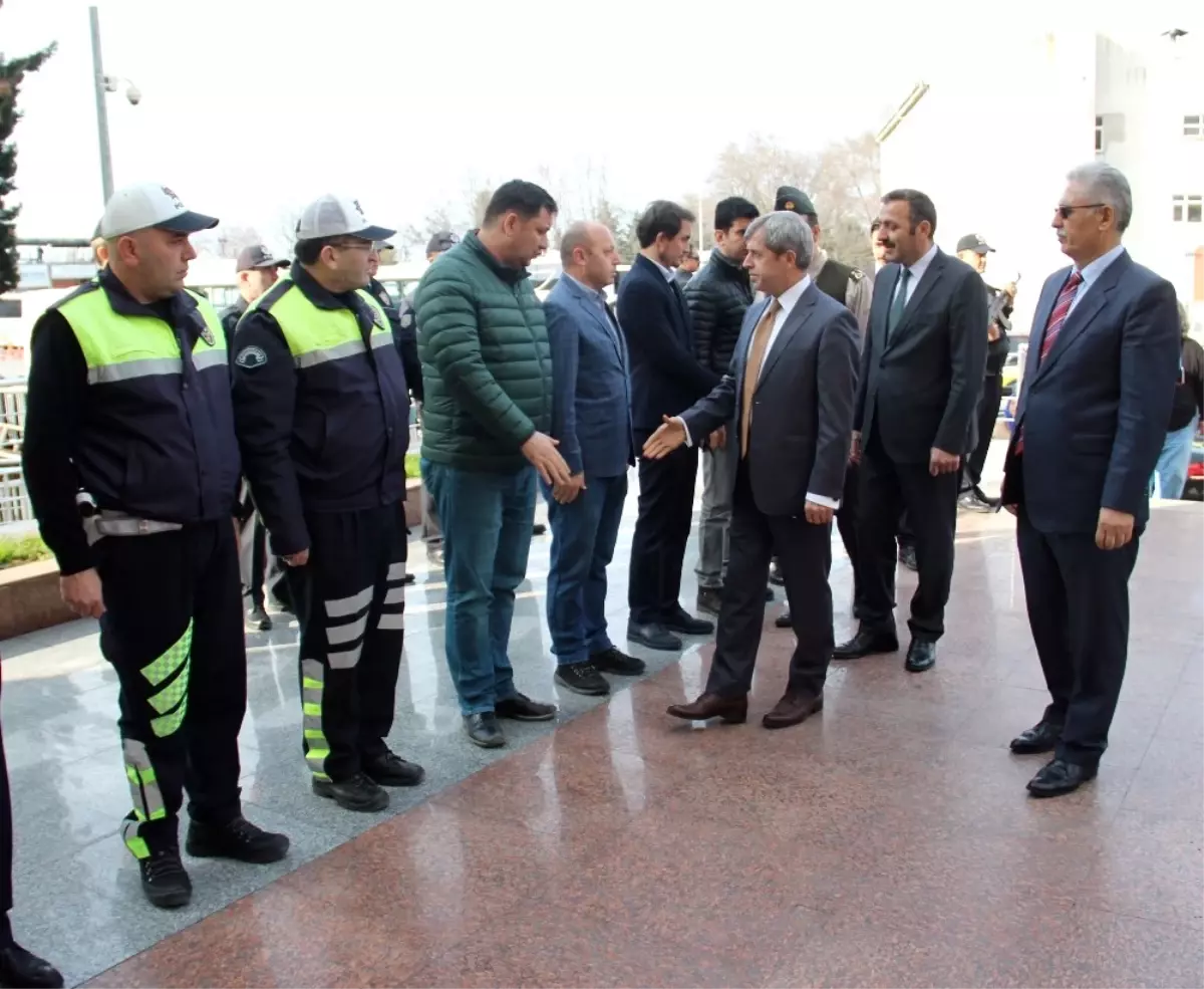 İstifa Eden Müdür İçin Vatandaşlar Emniyet Binası Önünde Toplandı