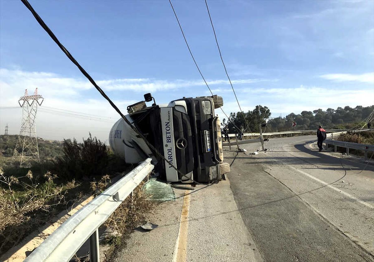 İzmir\'de Beton Mikseri Devrildi: 1 Yaralı