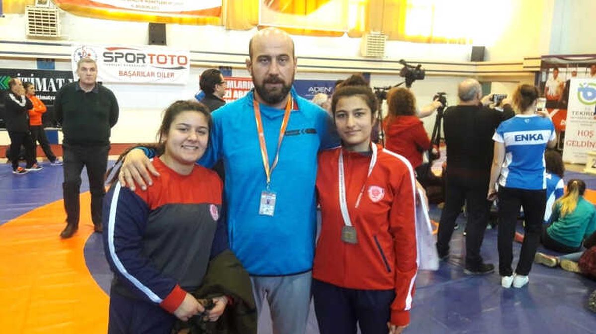 Karesisporlu Bayan Güreşçilerden Büyük Başarı