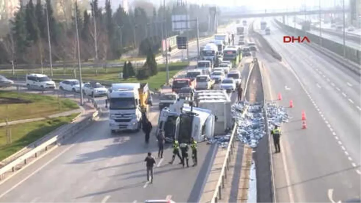 Kocaeli Virajı Alamayan Tır Devrildi 1 Yaralı