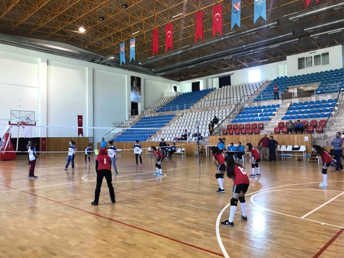 Kumluca\'da Voleybol Şampiyonası Başladı