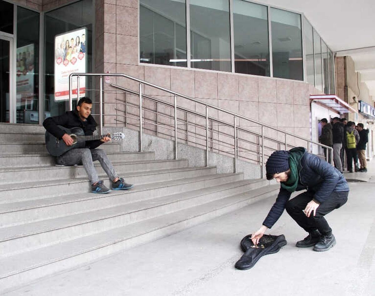 Okul Harçlığını, Dondurucu Soğukta Gitar Çalarak Çıkartıyor