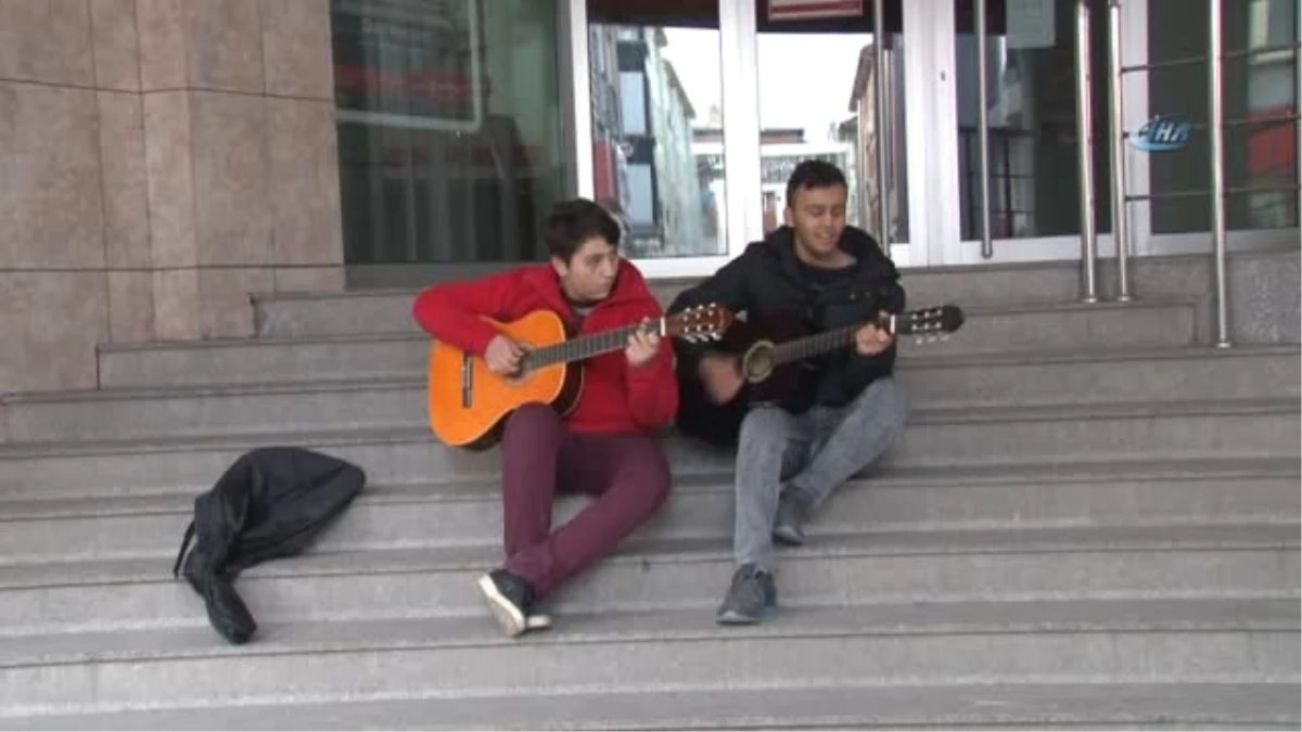 Okul Harçlığını, Dondurucu Soğukta Gitar Çalarak Çıkartıyor