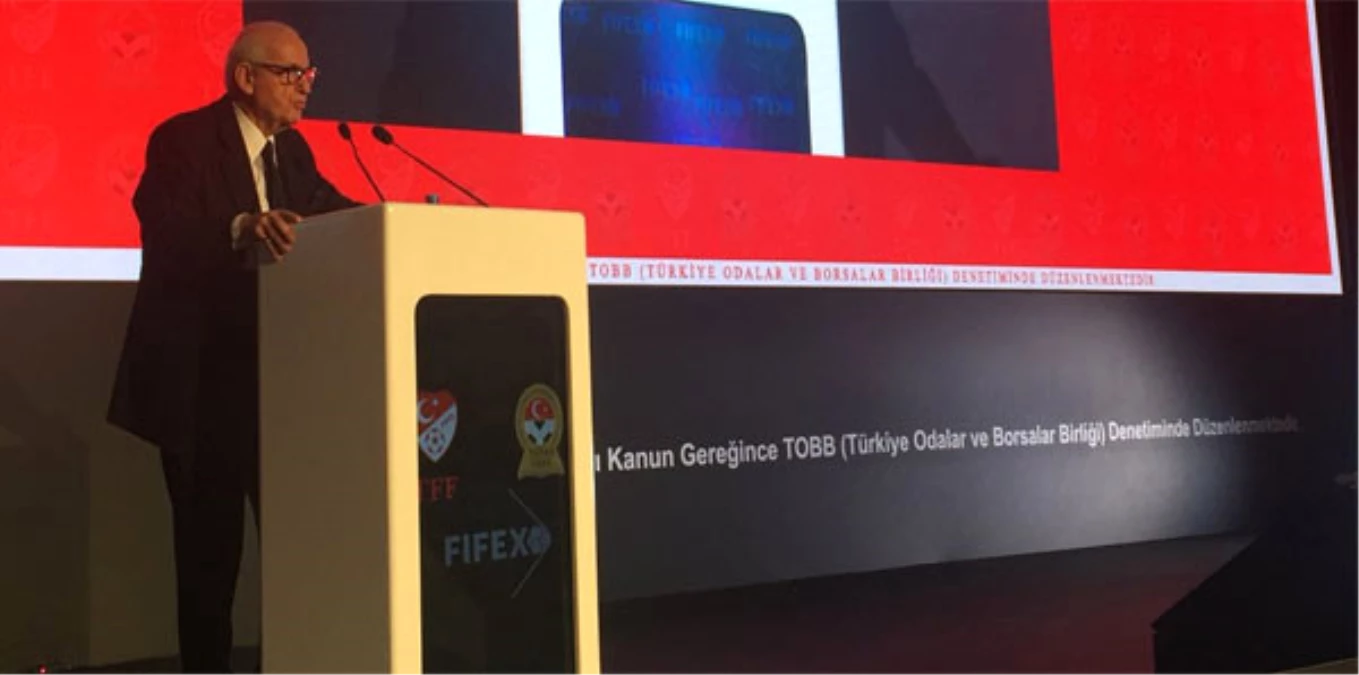 Tff\'den Şenes Erzik\'e Plaket