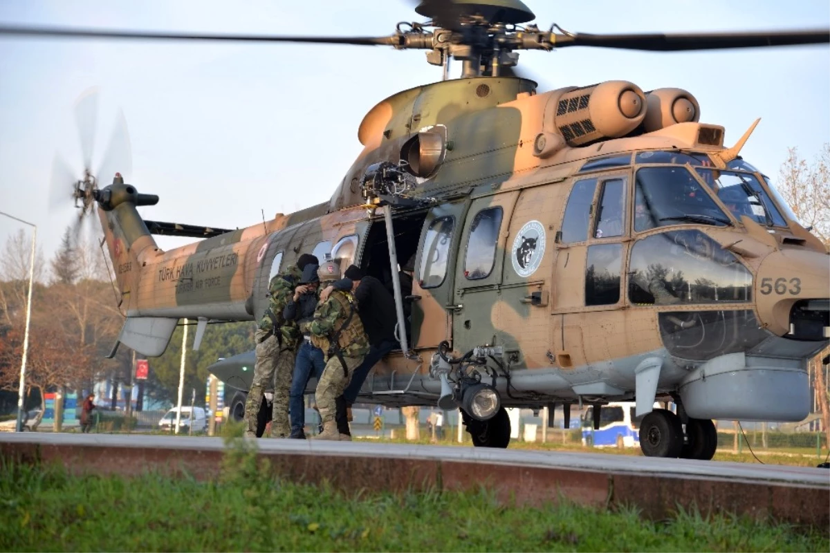 Uludağ\'da Mahsur Kalan 3 Kişiyi Askerler Hastaneye Omuzlarında Getirdi