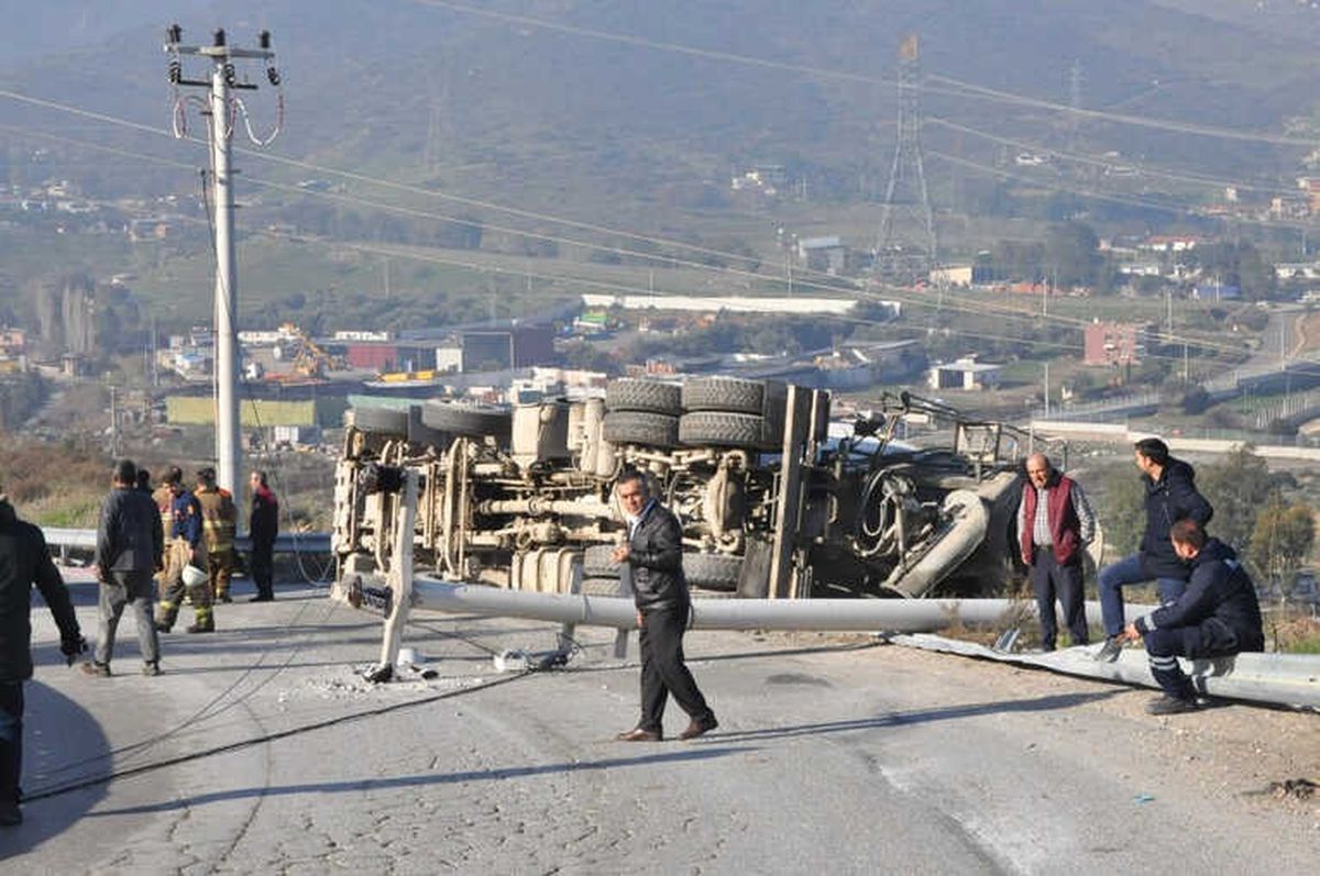 Virajı Alamayan Beton Mikseri Devrildi