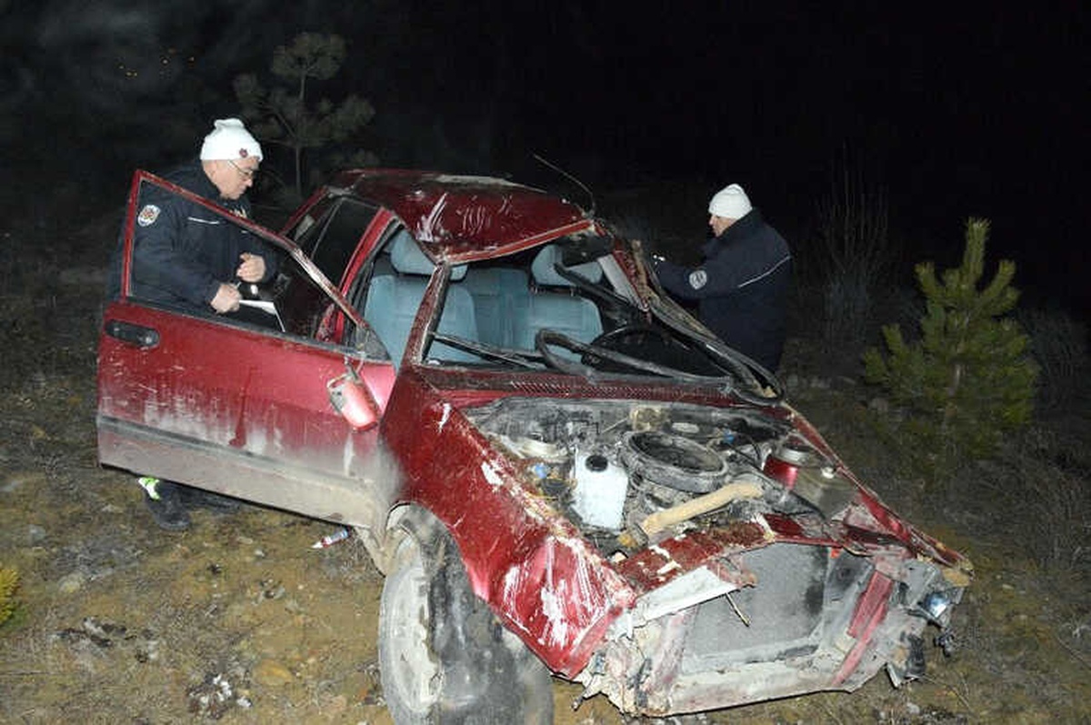 Yoldan Çıkan Otomobil Şarampole Yuvarlandı: 2 Yaralı