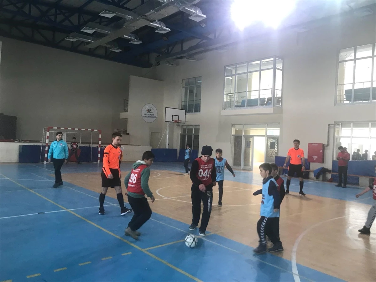 Yüksekova\'da Salon Futbolu Turnuvası