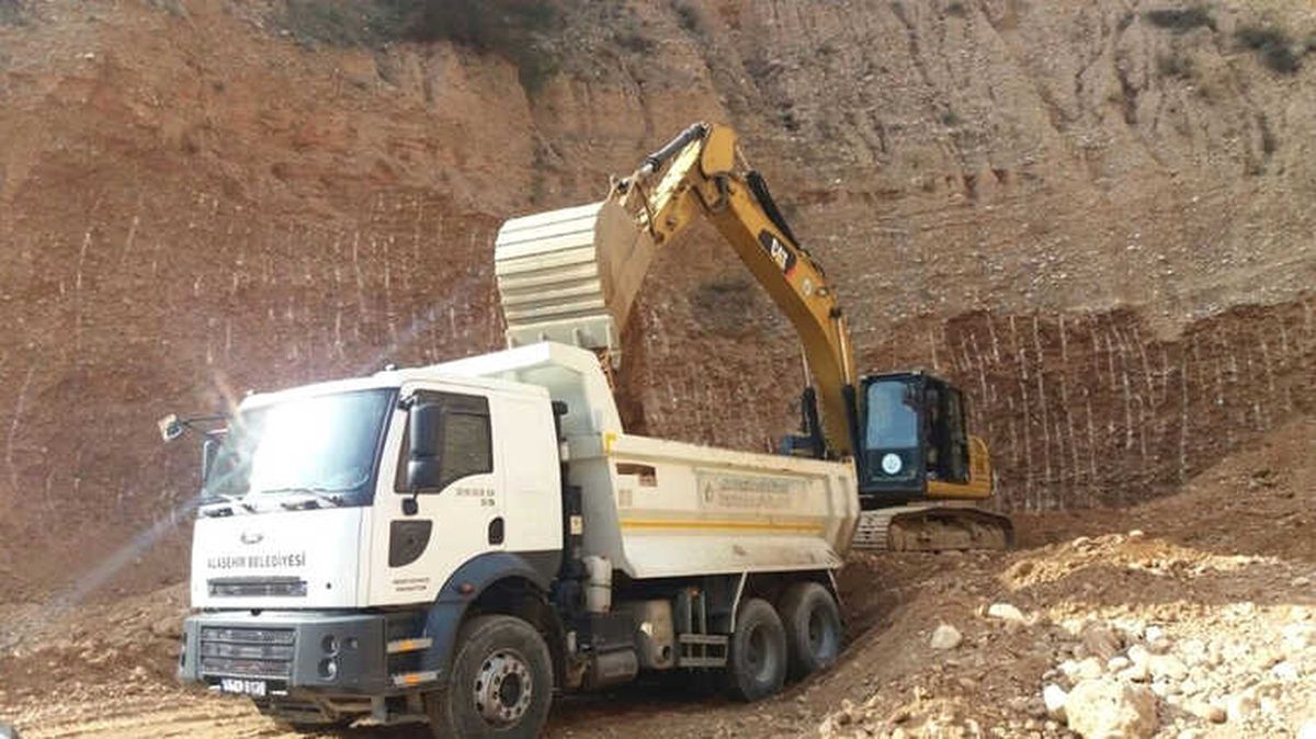 Alaşehir Belediyesi Yol Çalışmalarına Devam Ediyor