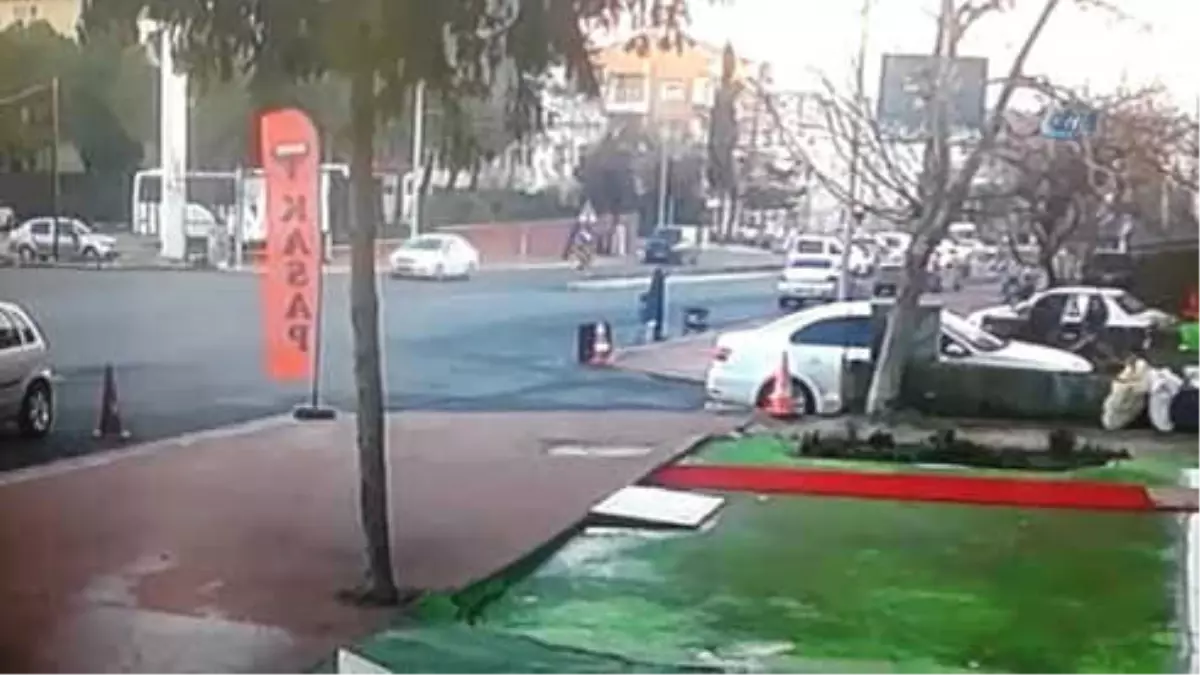 Çaldıkları Motosiklete Binip Kaçan 3 Kişi Kamerada