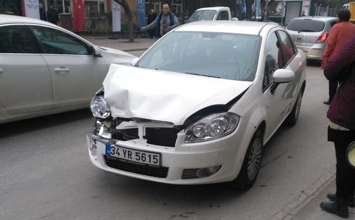Duramayan Otomobil Kamyonete Arkadan Çarptı