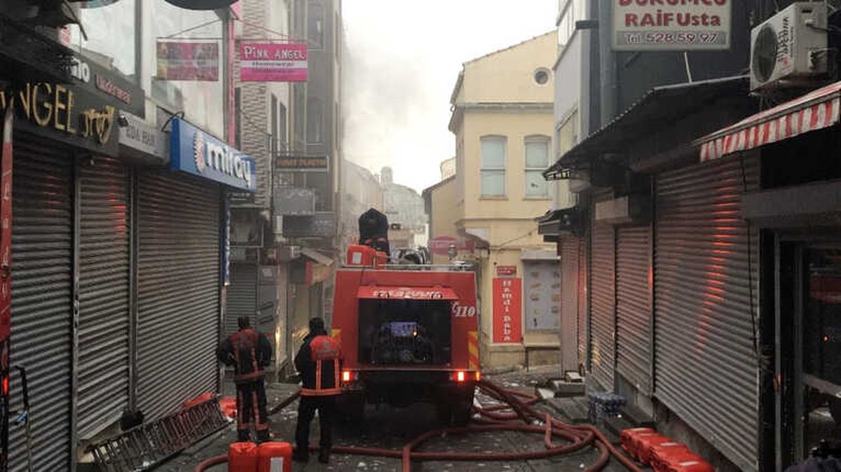 Fatih\'te Yangın Çıkan İş Hanında İtfaiye Ekiplerinin Çalışmaları Sürüyor