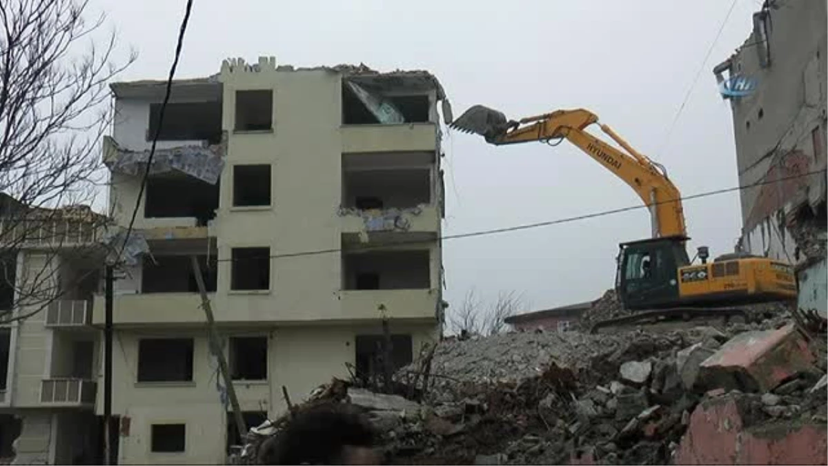Gaziosmanpaşa\'da 50 Dairelik 4 Binanın Yıkımı Gerçekleşti