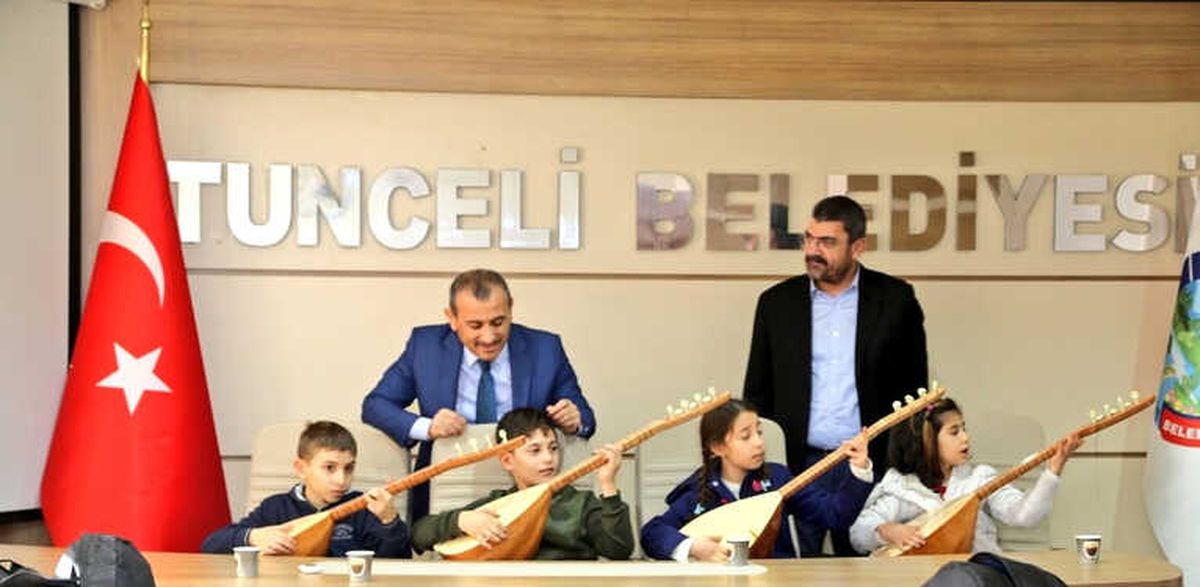 Hediye Bağlamalarla Vali Sonel\'e Müzik Dinletisi