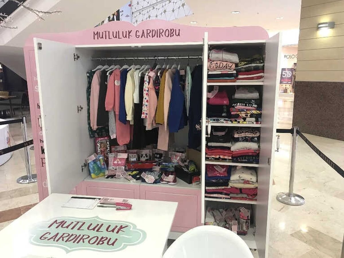 Korunmaya Muhtaç Çocuklara Bir Dolap Dolusu Mutluluk