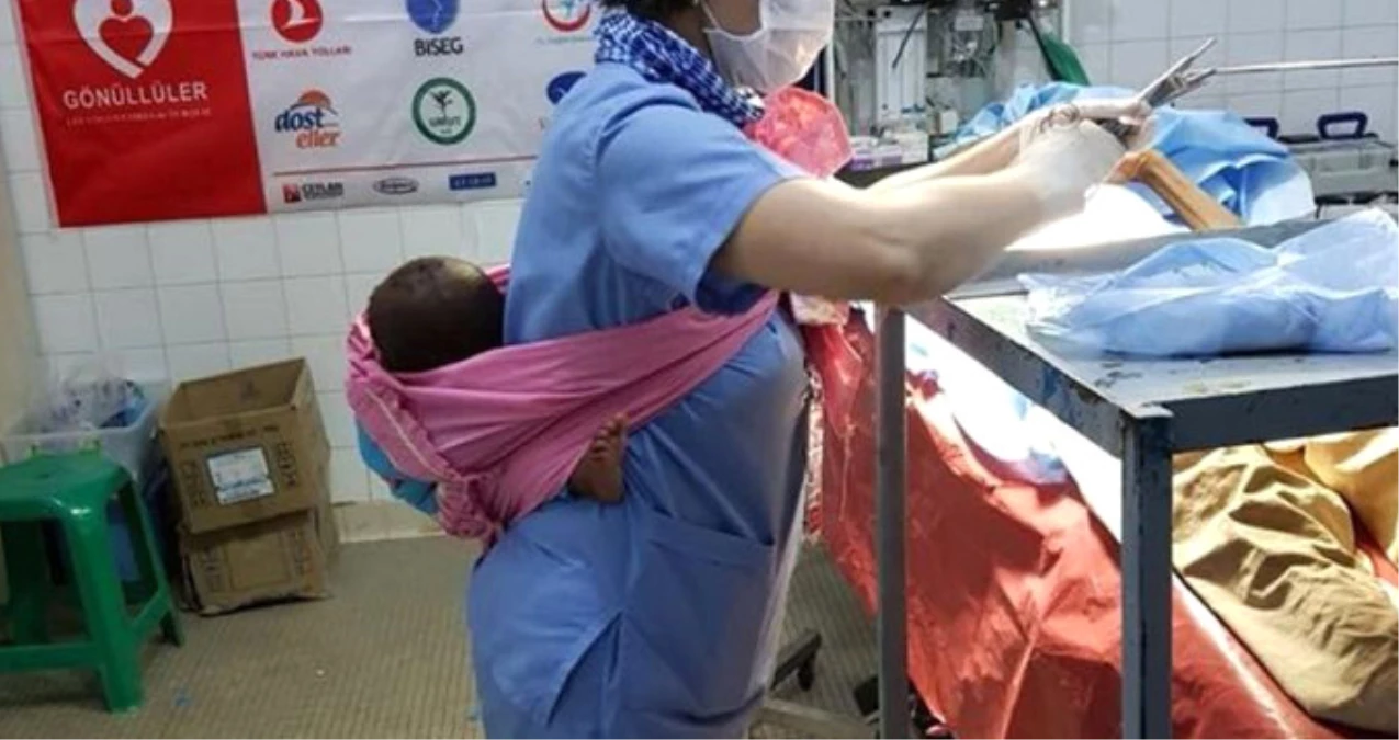 Afrika\'da Gönüllü Hemşirelik Yapan Türk, Ameliyatına Girdiği Hastanın Bebeğini Sırtında Taşıdı