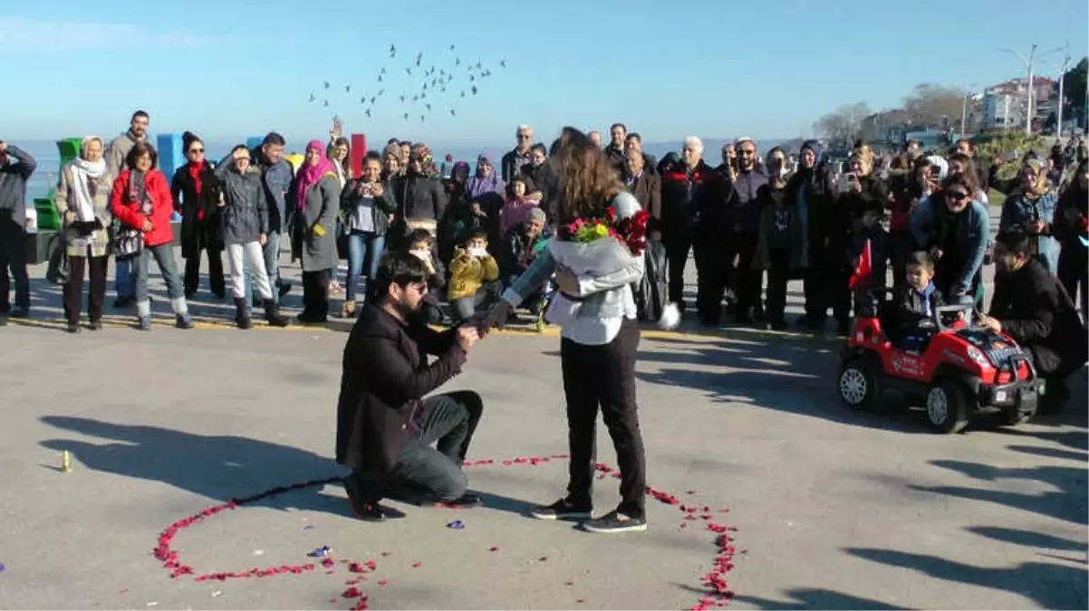 İlginç Evlenme Teklifi, Vatandaştan Alkış Topladı